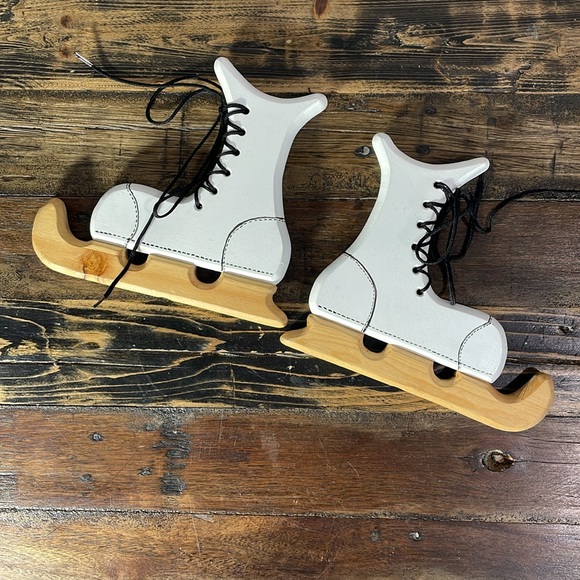 Adorable wooden skates - appears hand painted - Picture 6 of 9